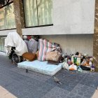 Imatge de les pertenences de les persones sense llar que dormen al carrer Pare Palau