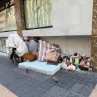 Imatge de les pertenences de les persones sense llar que dormen al carrer Pare Palau