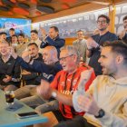 El cos tècnic del Reus i també Antonio Férez, conegut com «el Abuelo», celebrant amb eufòria el rival durant el sorteig