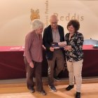 Misericòrdia Boqué, responsable de la comissió social de la fundació; Lluís Colomés, president de la fundació; i Dolors Olivé, vocal de la comissió social de la fundació i coordinadora del projecte