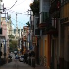 Un carrer del Morell i al fons les torxes de Repsol al polígon petroquímic.