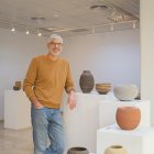 Aleix Revelles a la Sala Àmbits de Cambrils, on s’exposen les seves peces de ceràmica amb textures inspirades en la natura.