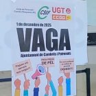 Imatge de l'Ajuntament de Cambrils ple de cartells de la vaga