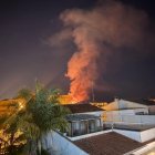 Vista del fum i de les flames a l’espai natural protegit torrenc.