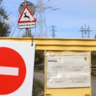 Una tanca prohibeix el pas en una carretera a Sant Just Desvern, davant un senyal que informa de presència de senglars.