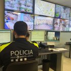 Fotografia d’arxiu d’un agent de la Guàrdia Urbana de Reus, consultant les càmeres de videovigilància.