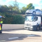 Els agents van constatar que el camioner presentava una taxa d’alcoholèmia superior a la permesa.