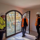 L'alcalde de Salou, Pere Granados, a un dels apartaments durant la visita d'obres.