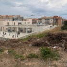 El nou vial es construirà a tocar del pati i les aules d'educació infantil del centre.