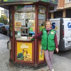 Maria Luz Ortega al seu quiosc del passeig Prim de Reus.