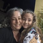 La petita Elsa, al costat de la seva mare Roser Caro.