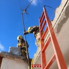 Els bombers treballant en l'incendi d'una xemeneia a Prades.