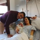 Marcos Galindo, primer bebé del Camp de Tarragona, con sus padres.