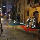 Imatge dels Bombers treballant en l'extinció de l'incendi a Tarragona
