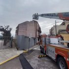 Imatge dels Bombers treballant en l'extinció de l'incendi a Xerta