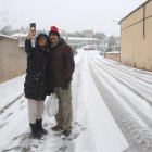 Una parella es fa una fotografia amb la nevada a Vimbodí i Poblet.