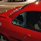 Imatge del vehicle amb la finestra trencada per l'autor del robatori.