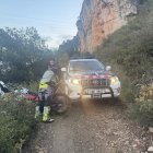 Los Mossos ayudaron a un motorista accidentado en una pista forestal de Fontcaldetes.