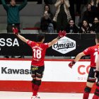 Martí Casas celebrant amb l’afició el 4-2.