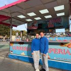 Cristina i Gerard davant de la seva xurreria a la Canonja.