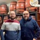 Marc Niubó (izquierda) da el relevo de la Bodega La Parra a David Prats (derecha), procedente del mundo de la comunicación.