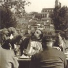 Calçotada de la Penya de l’Olla, l’any 1954, a la masia del pintor Josep M. Tost, documentada a la pàgina 159 del llibre.