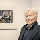 A l’esquerra, una de les fotografies que es mostren a l’exposició. Al costat, Nani Nolla, aquest dimecres, a la Sala Kies del Castell.