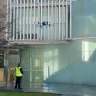 Imatge de treballadors amb el dron de neteja