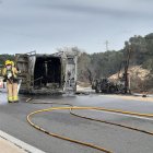 Imatge de la furgoneta cremada completament.