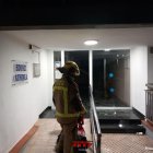 Un bomber al lloc dels fets.