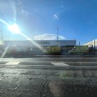 Imatge de les ambulàncies i els bombers al supermercat de Campclar.