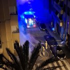 Els Bombers treballen en l'incendi del carrer Lepant