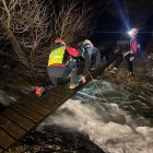 Imatge dels Bombers ajudant a la parella a creuar el pont a Margalef