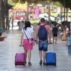 Imagen de archivo de turistas con maletas.