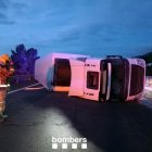 El camió tràiler bolcat pel vendaval a l'AP-7 a Vandellòs i l'Hospitalet de l'Infant