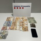 Foto dels diners i objectes recuperats.