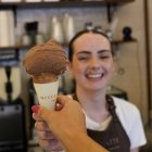 Jules Koundé visitó la conocida heladería Mucca da Latte.