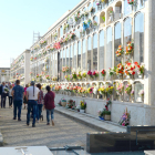Imatges de la festivitat de Tots Sants al cementiri de Reus