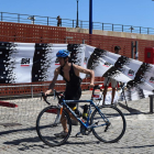 El circuit Santander Triathlon Sèries arriba, un any més, a Tarragona després d'haver fet parada a València, Madrid i Castelló. Tot un clàssic de l'estiu, que enguany ha engegat motors aquest dissabte al Moll de Costa del Port de Tarragona, on un total de 1.150 triatletes  han participat en l'esdeveniment esportiu.