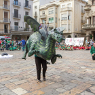 Más de un millar de niños reusenses se han reunido en el Mercado para recrear la figura del Drac de Reus, en el acto «Hola, Sant Pere»! que dón ala bienvenida en las fiestas mayores.