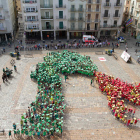 ¡Más de un millar de niños reusenses se han reunido en el Mercado para recrear la figura del Dragón de Reus, en el acto «Hola, Sant Pere»! que da la bienvenida en las fiestas mayores.