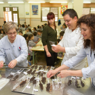 La Pastisseria Huguet ha ensenyat a fer piruletes de xocolata a alumnes de P-5 del Pare Manyanet