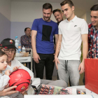 Els jugadors del Reus Deportiu visiten els nens de l'Hospital Sant Joan de Reus aquest dimecres al matí.