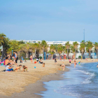 Un bon grapat de persones s'han saltat la prohibició de bany i de prendre el sol a les platges d'arreu del país aquesta tarda a la platja de Ponent de Salou.