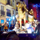 Milers de persones han rebut els Reis d'Orient a la seva arribada al port de Tarragona i han seguit la cavalcada per la ciutat.