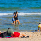Banyistes a la platja de l'Arrabassada de Tarragona, 19 de maig de 2020