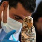 Almenys 100 sarcòfags antics i 40 estàtues daurades han estat descoberts com un enorme cementiri al sud de la capital egípcia, El Caire. Alguns dels sarcòfags segellats i colorits, que van ser enterrats fa més de 2.500 anys, contenien mòmies embolicades en tela.