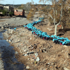 Cerca de un millar de personas tiñen de azul el cauce del río con paraguas para simbolizar una oleada