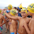 Uns 500 nedadors han participat en la 30ª edició de la travessia de natació a la platja de la Pineda.