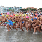 Unos 500 nadadores han participado en la 30ª edición de la travesía de natación en la playa del Pinar.